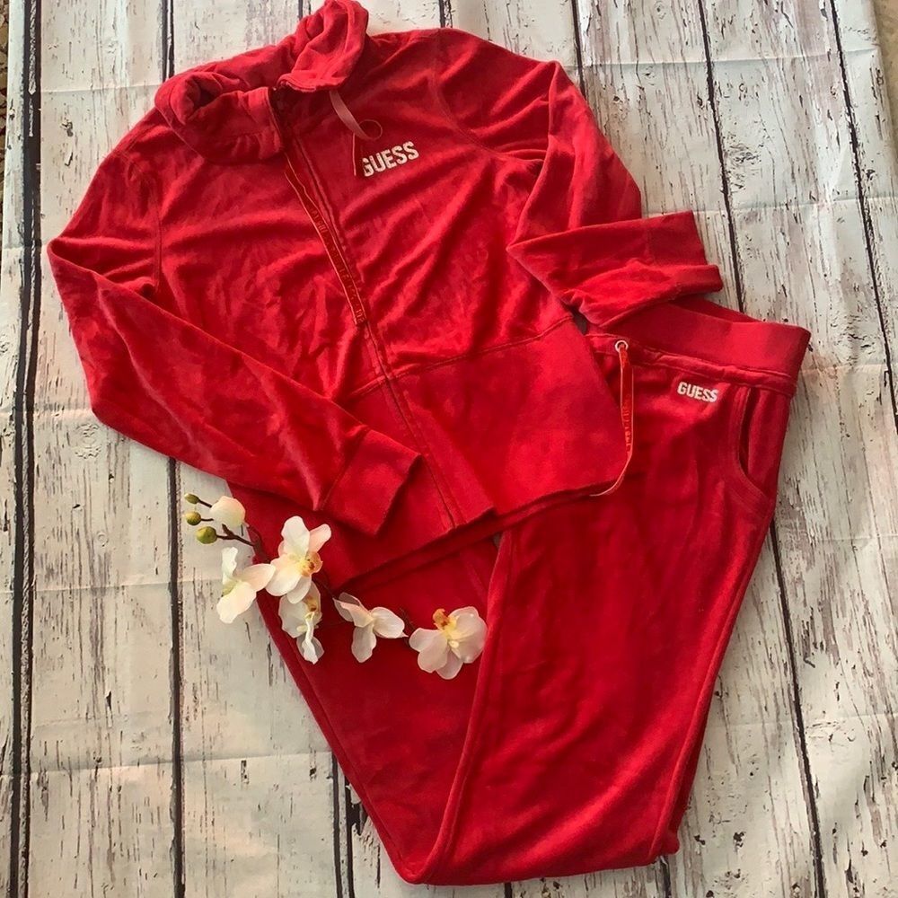 GUESS WOMEN’S FULL ZIP BOOTLEG SWEAT SUIT